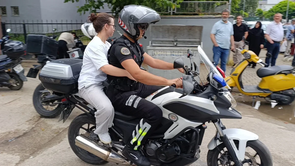 Bursa'da yanlış okula gelen YKS adaylarına polis yetişti