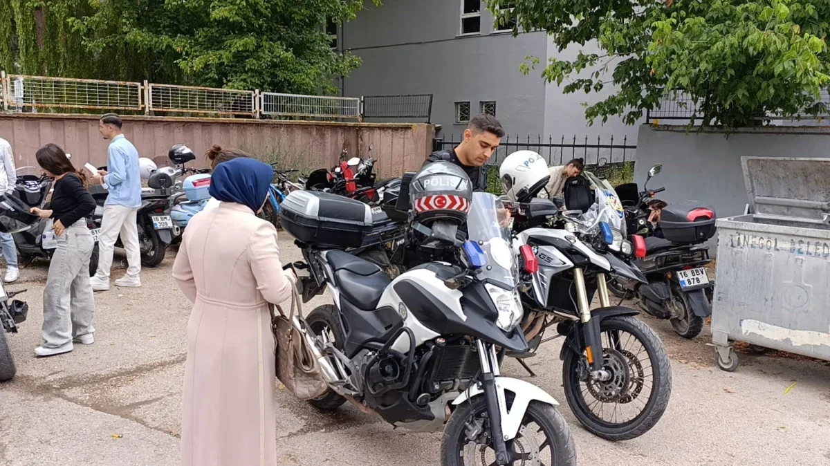Bursa'da yanlış okula gelen YKS adaylarına polis yetişti
