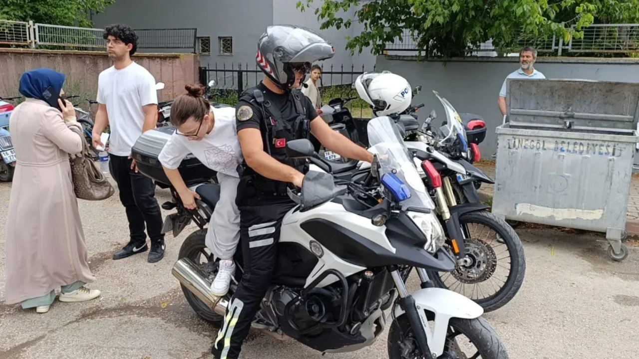 Bursa'da yanlış okula gelen YKS adaylarına polis yetişti