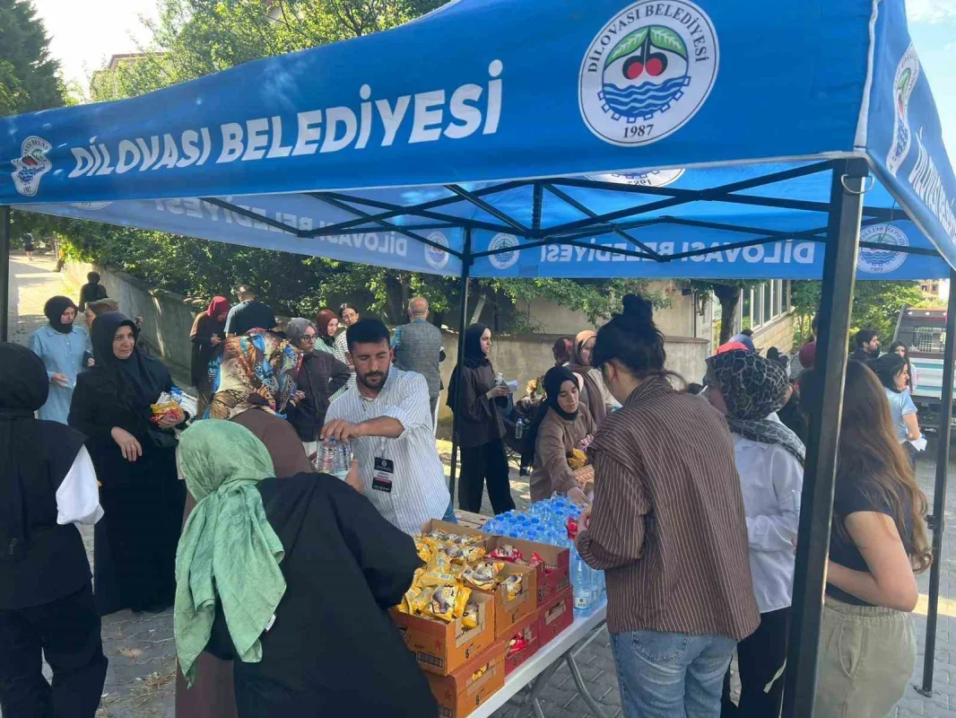 Dilovası'nda öğrenciler sınava belediye başkanının aracıyla yetişti