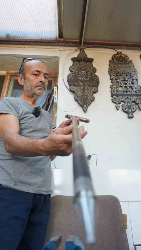 İzmir'de kelkari ve sedef kakma ustası Mehmet Ağça zamana direniyor