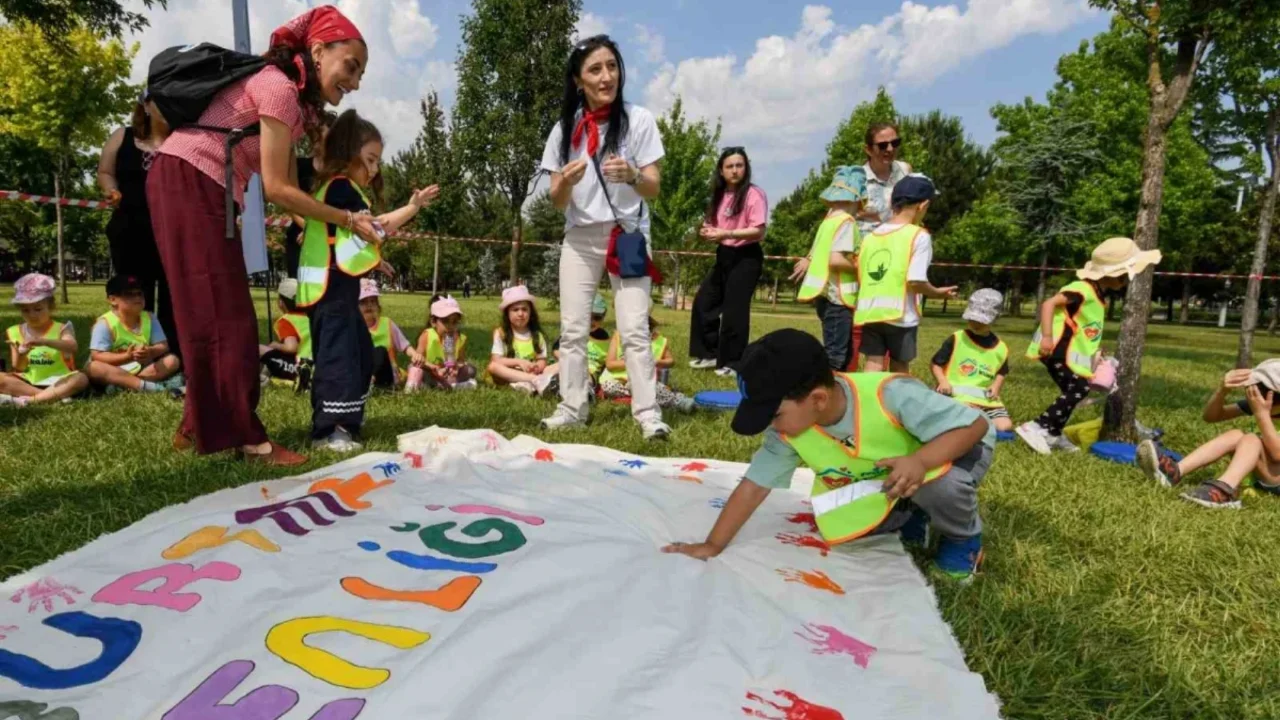 Osmangazi'de OSMEK kursiyerleri miniklerle yaza merhaba dedi
