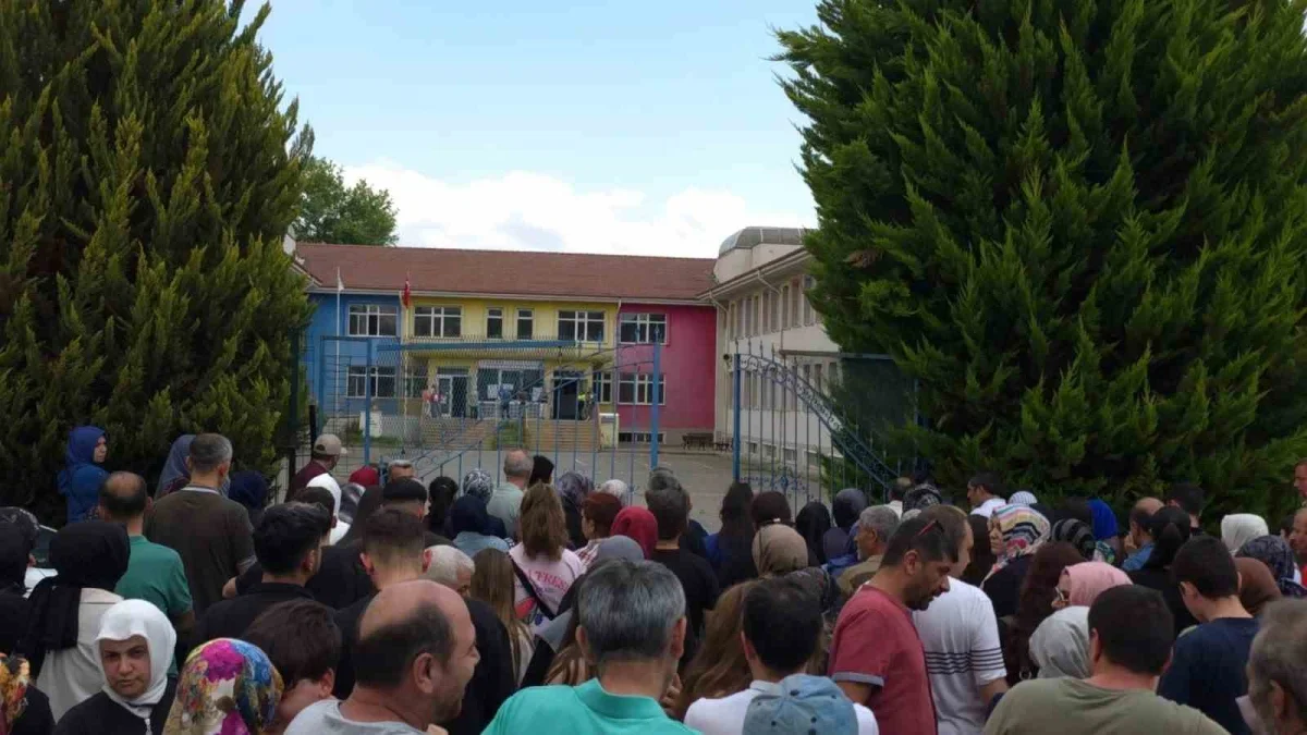 YKS sırasında rahatsızlanan 17 yaşındaki öğrenci hastaneye kaldırıldı