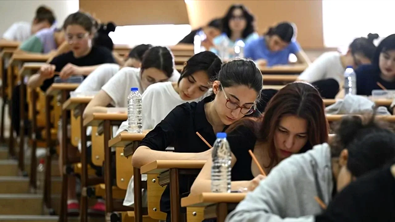 YKS'de İkinci Gün: AYT ve YDT'de Kritik Saatler!