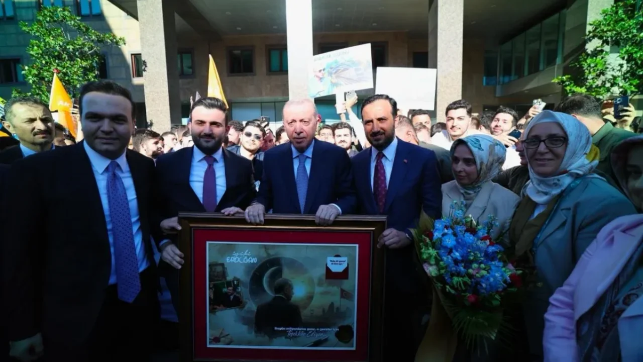 Gençlerden Erdoğan'a Babalar Günü sürprizi Haliç'te