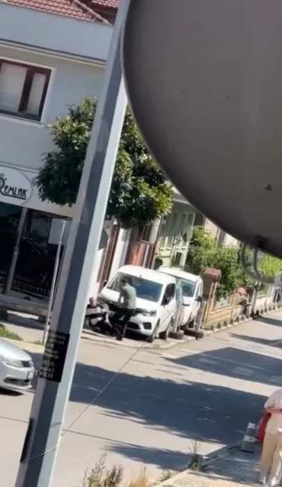 Eşini rahatsız ettiğini öne sürdüğü kişiyi bacağından vurdu