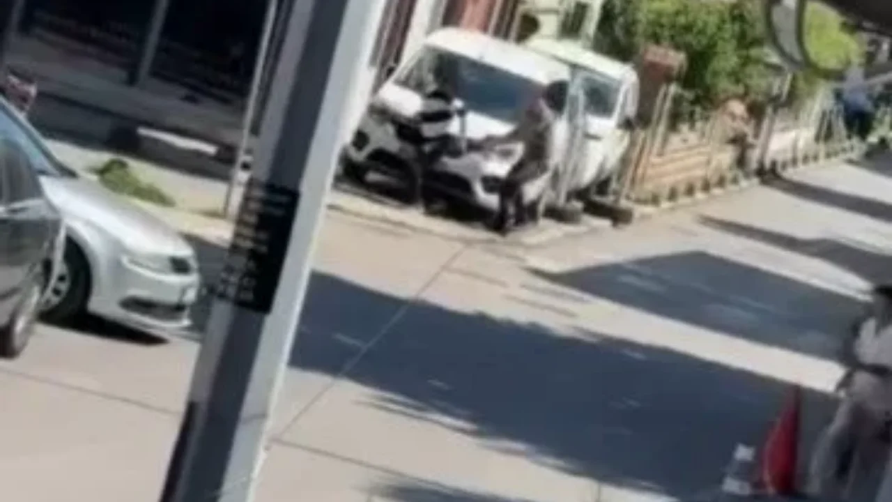 Eşini rahatsız ettiğini öne sürdüğü kişiyi bacağından vurdu