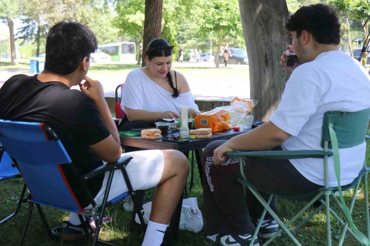 YKS heyecanı Sakarya Üniversitesi kampüsünde pikniğe dönüştü