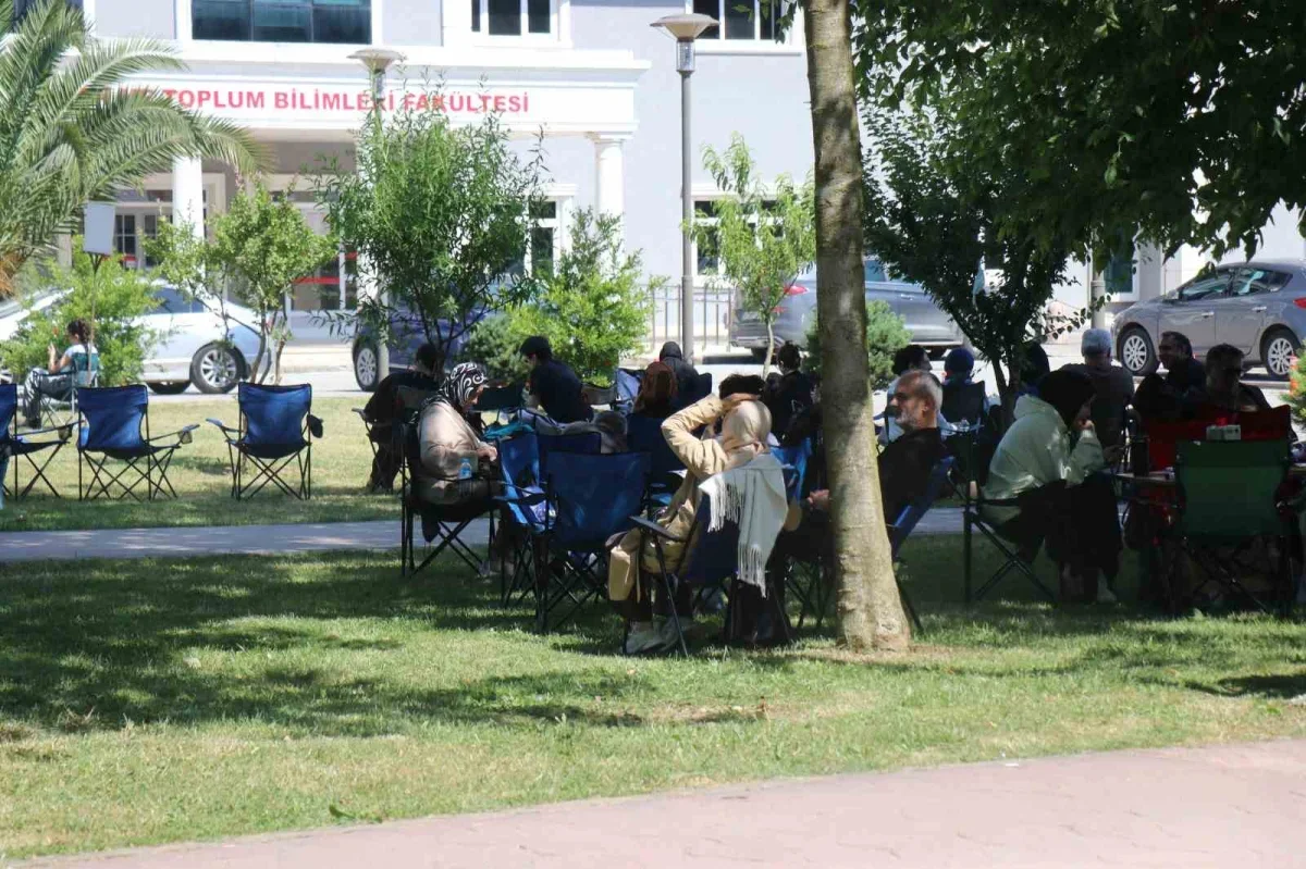 YKS heyecanı Sakarya Üniversitesi kampüsünde pikniğe dönüştü