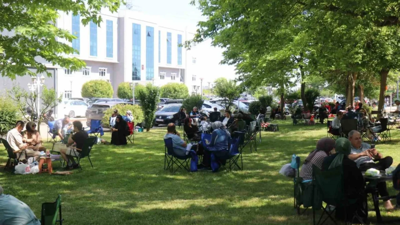 YKS heyecanı Sakarya Üniversitesi kampüsünde pikniğe dönüştü
