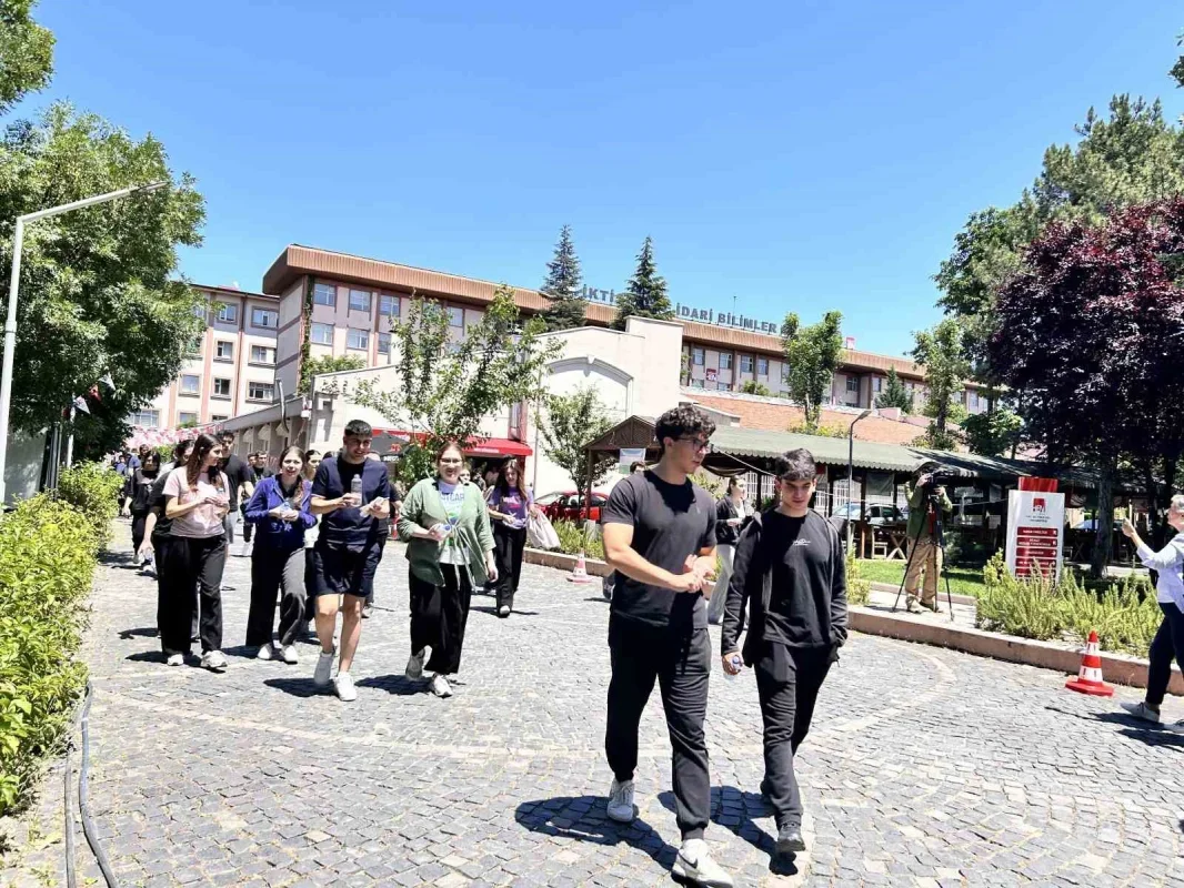YKS'nin ikinci oturumu AYT sona erdi: Adaylar duygularını paylaştı