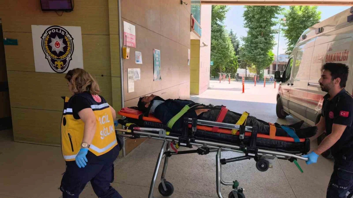İnegöl'de kamyonetle motosiklet çarpıştı: 1 kişi ağır yaralı