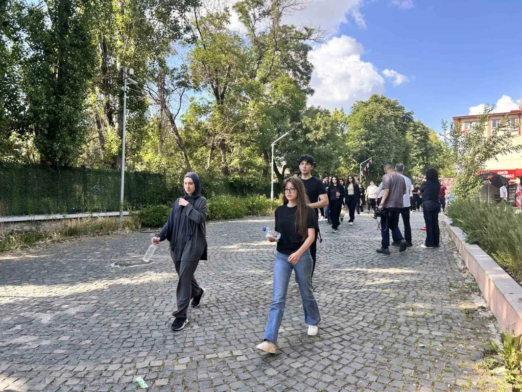 YDT sona erdi: YKS maratonu tamamlandı, öğrenciler aileleriyle buluştu