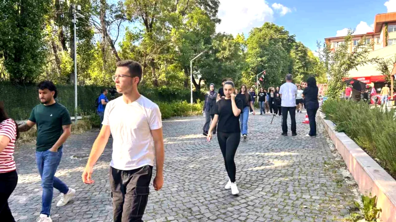 YDT sona erdi: YKS maratonu tamamlandı, öğrenciler aileleriyle buluştu