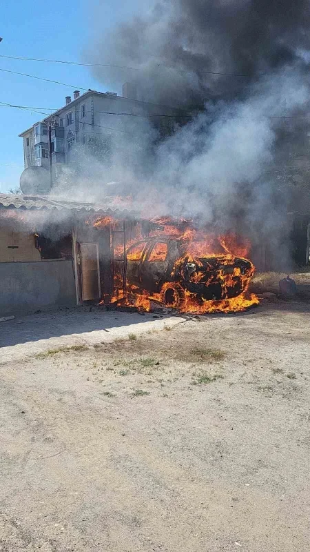 Tekirdağ Muratlı'da otomobil yangını: Garaj da küle döndü