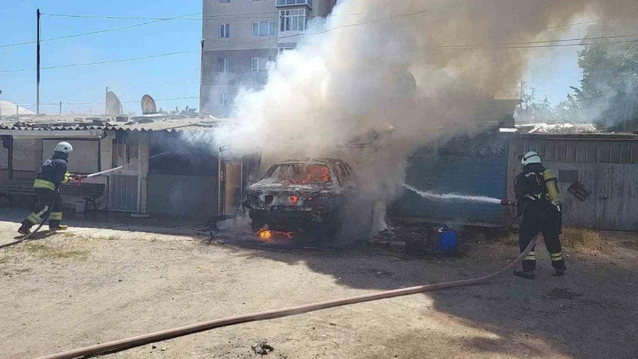 Tekirdağ Muratlı'da otomobil yangını: Garaj da küle döndü