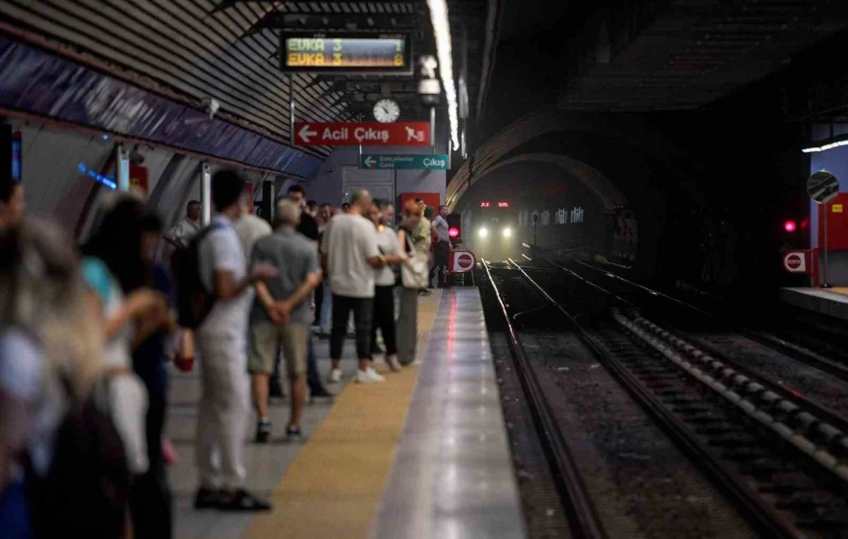 İzmir metrosunda kablo hırsızlığı girişimi seferleri aksattı