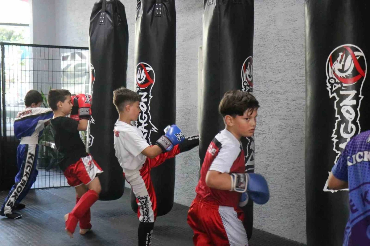 Sakarya'da kick boks çocukları ekrandan uzaklaştırıyor