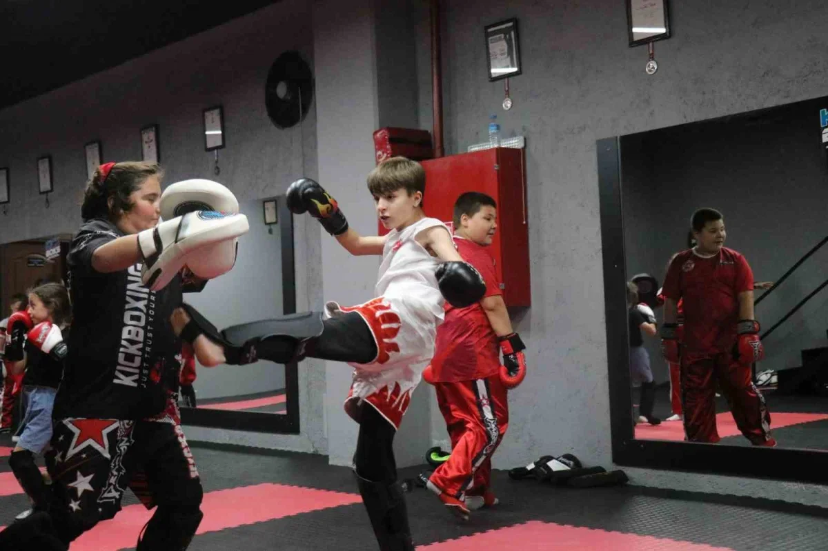Sakarya'da kick boks çocukları ekrandan uzaklaştırıyor