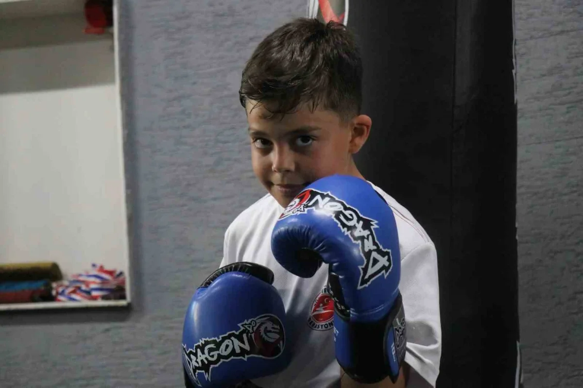 Sakarya'da kick boks çocukları ekrandan uzaklaştırıyor