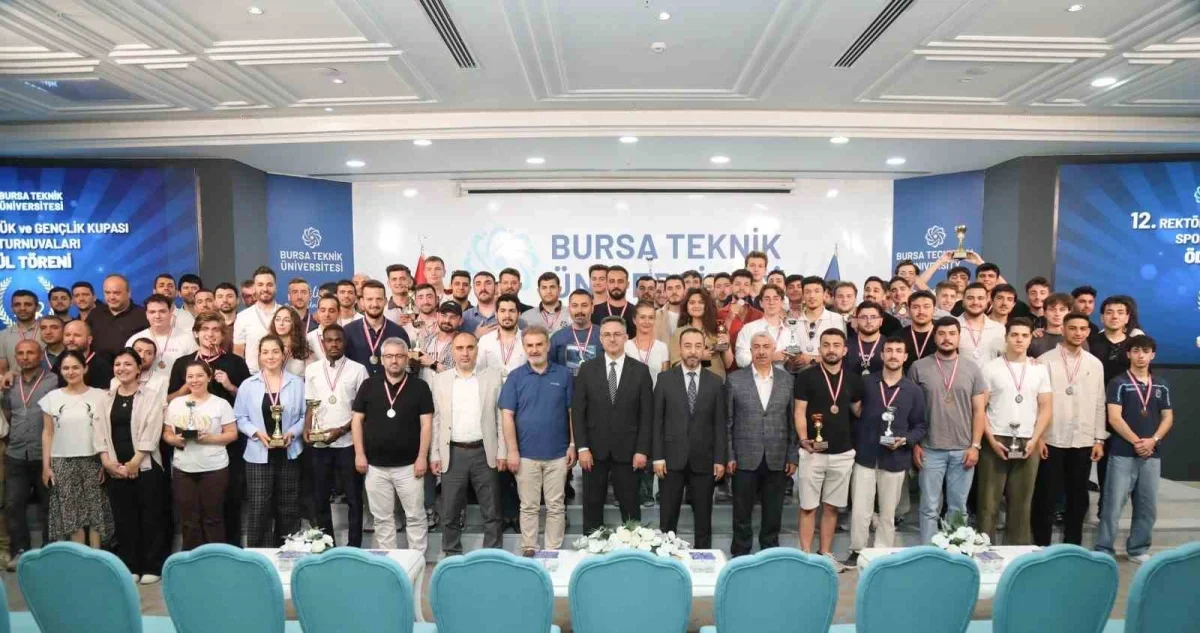 BTÜ'de 12. Rektörlük ve Gençlik Kupası ödülleri verildi