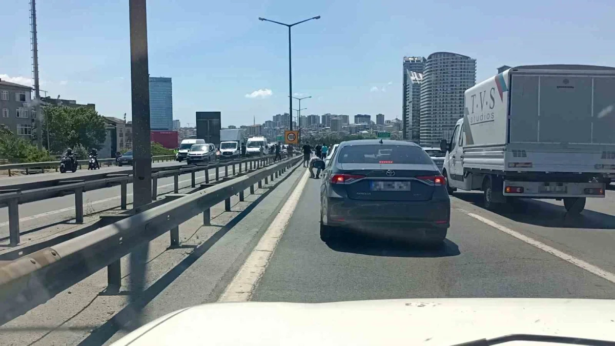 TEM'de para saçılan motokurye kazası trafikte yoğunluk yarattı