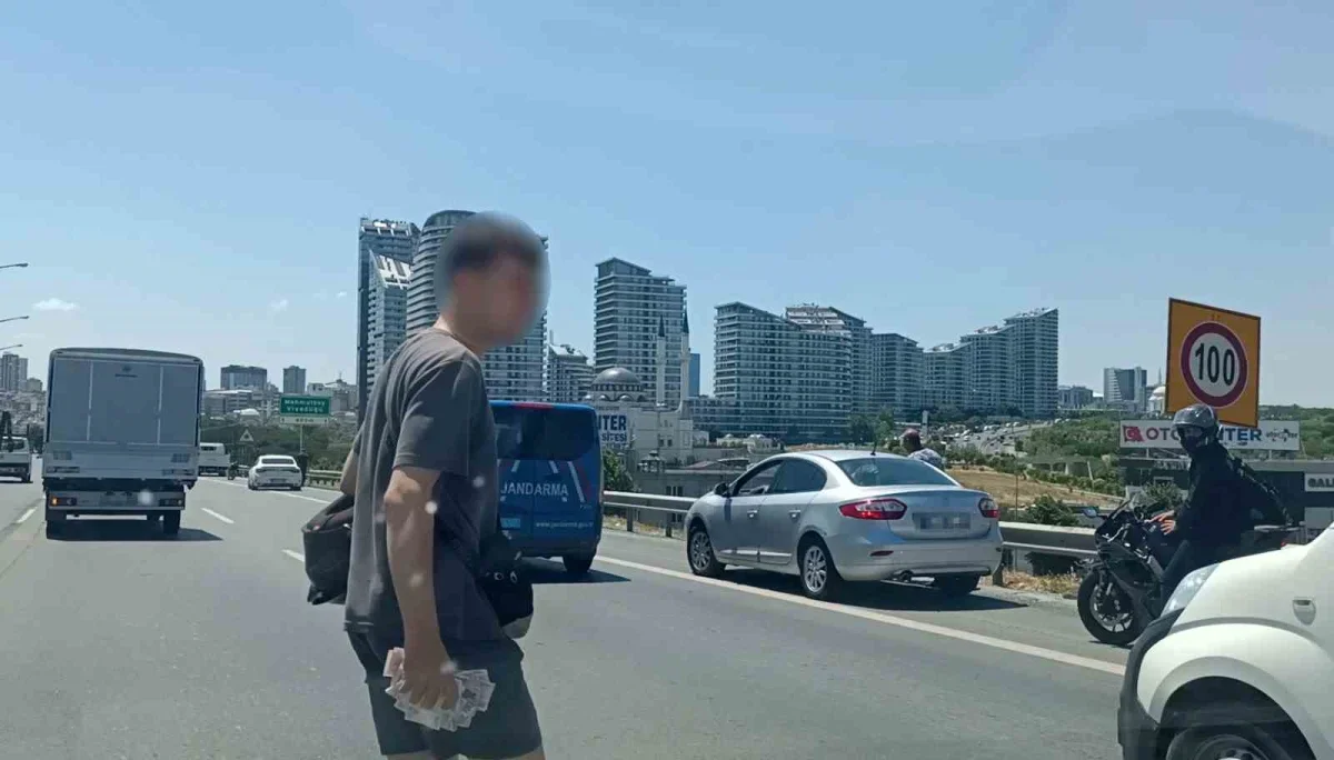 TEM'de para saçılan motokurye kazası trafikte yoğunluk yarattı
