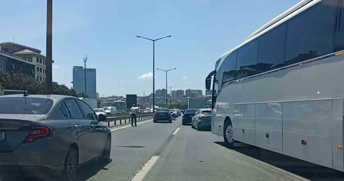 TEM'de para saçılan motokurye kazası trafikte yoğunluk yarattı