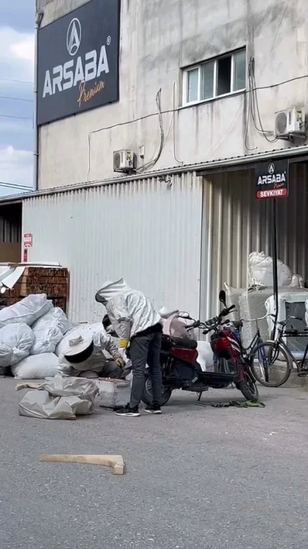 İnegöl'de arılar motosiklette oğul verdi, vatandaşlar panik yaşadı