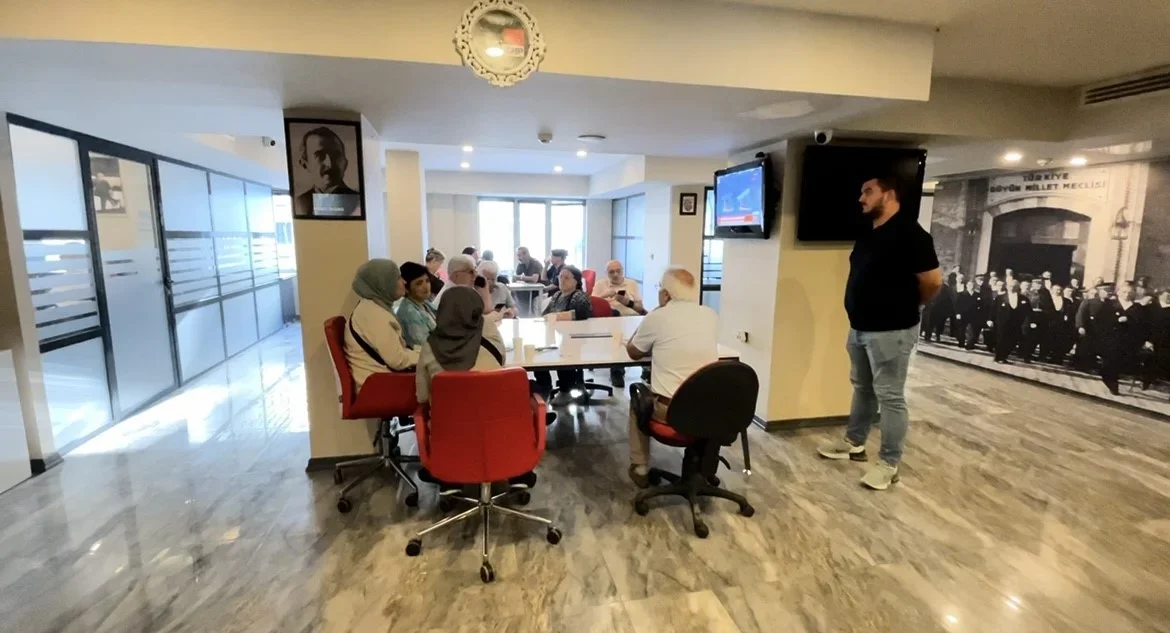 CHP Bursa İl Başkanlığı'nda Yeşiltaş krizi: Partililer barikat kurdu