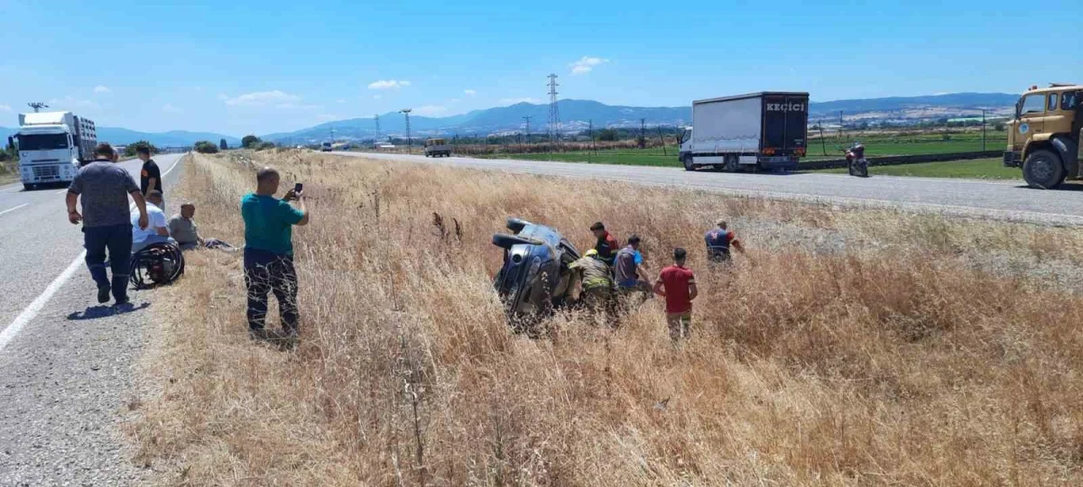 Gönen'de kontrolden çıkan otomobil refüje devrildi