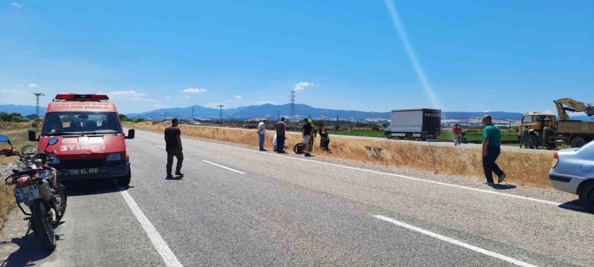 Gönen'de kontrolden çıkan otomobil refüje devrildi