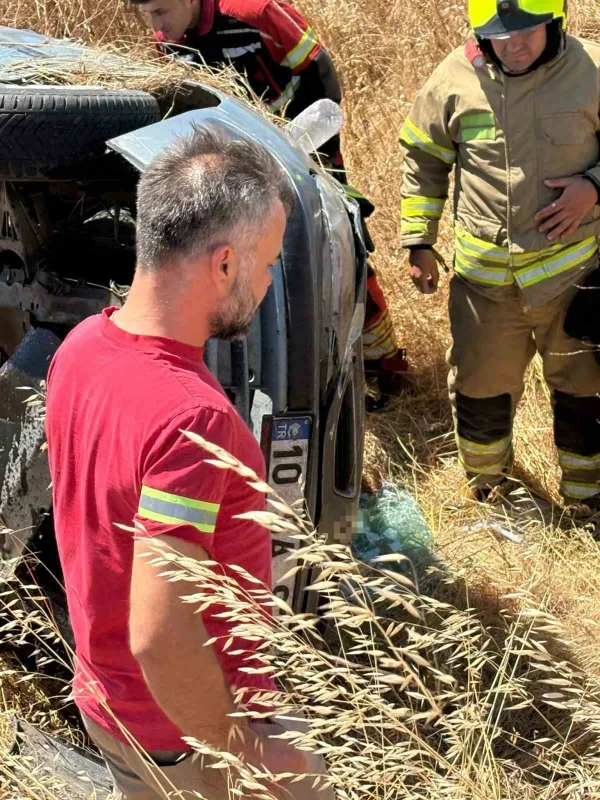 Gönen'de kontrolden çıkan otomobil refüje devrildi