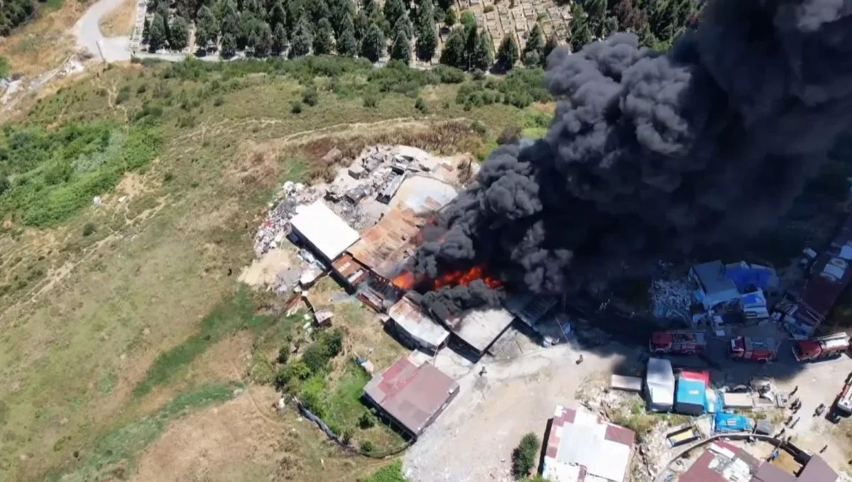 Sultangazi'de 2 hafta önce yanan depoda yeniden yangın çıktı