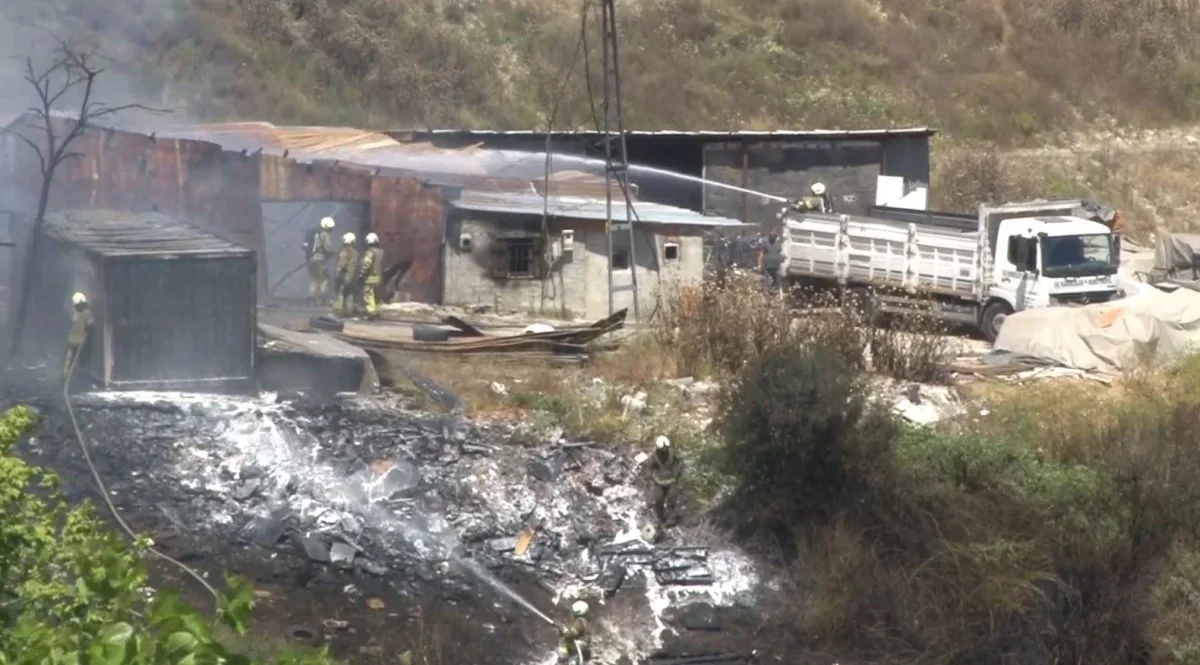 Sultangazi'de 2 hafta önce yanan depoda yeniden yangın çıktı