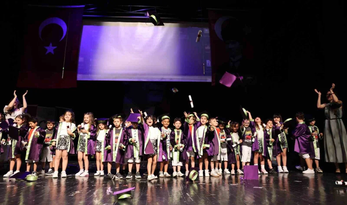 Nilüferli minikler mezuniyet töreninde kep fırlattı