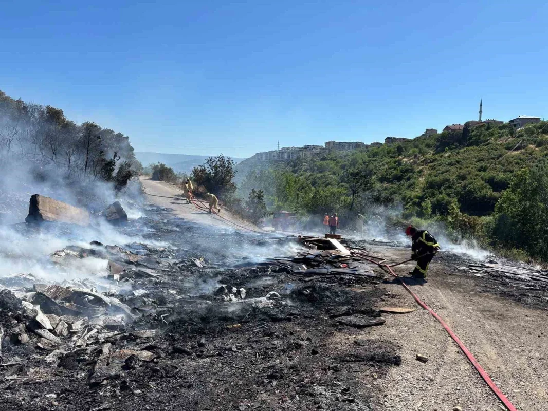 İzmit'te yangın sonrası atık kirliliği tepki çekti