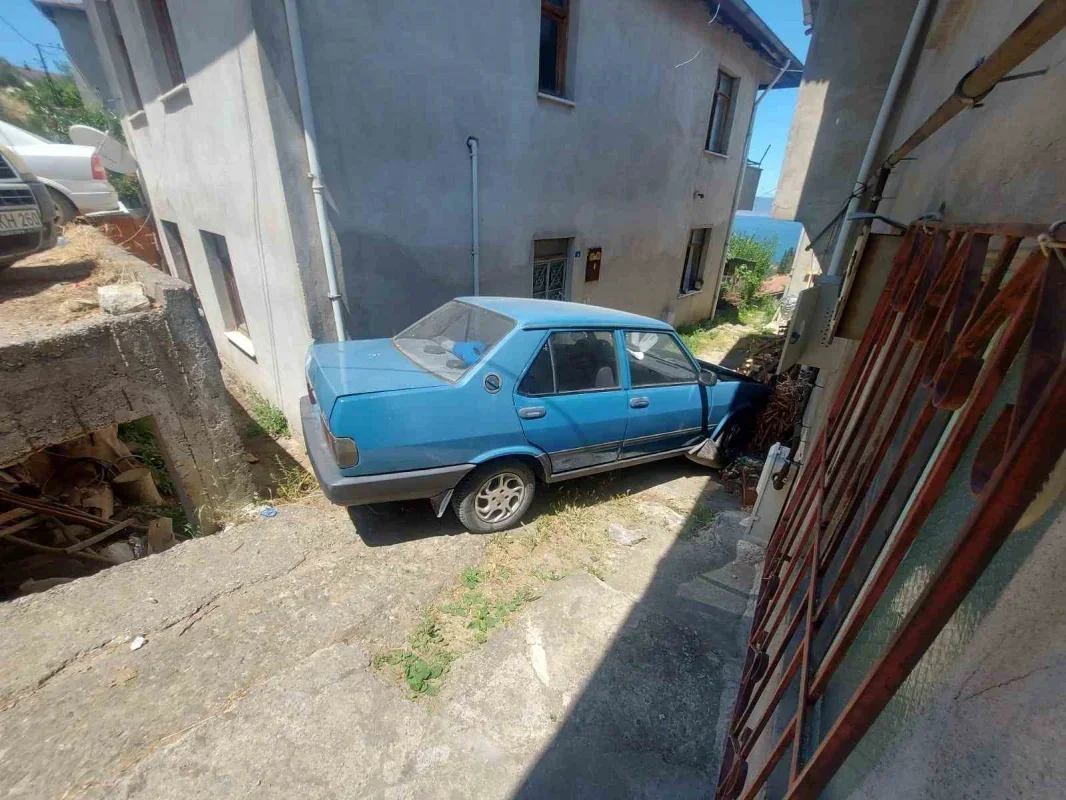 Kocaeli Karamürsel'de frenleri tutmayan otomobil iki eve düştü