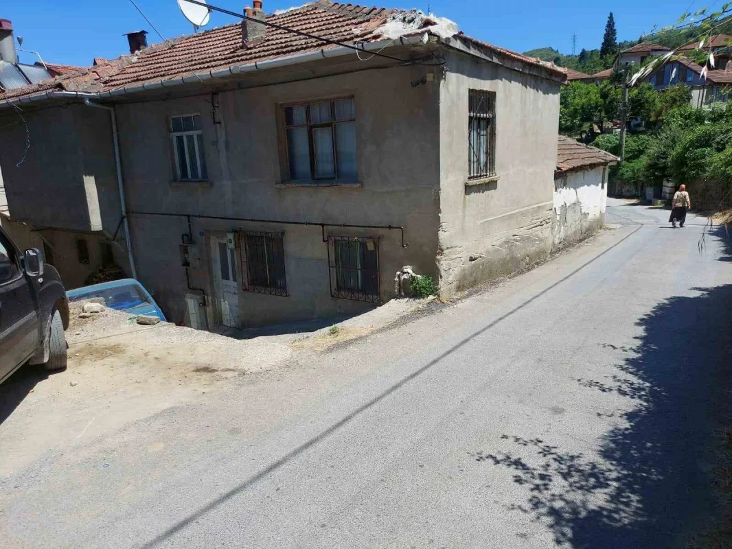 Kocaeli Karamürsel'de frenleri tutmayan otomobil iki eve düştü