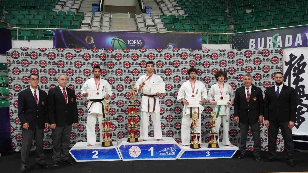 Bursa'da 4 ülkeden 180 sporcu Kyokushin Kupası'nda buluştu