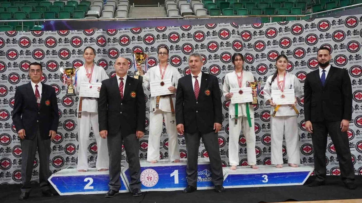 Bursa'da 4 ülkeden 180 sporcu Kyokushin Kupası'nda buluştu