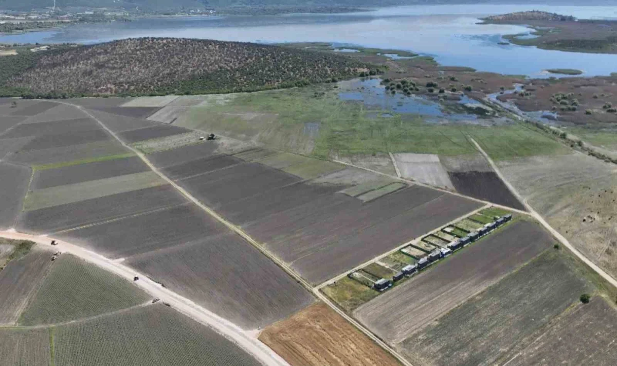 Uluabat Gölü çekildi: Hobi evleri ve araziler yeniden ortaya çıktı