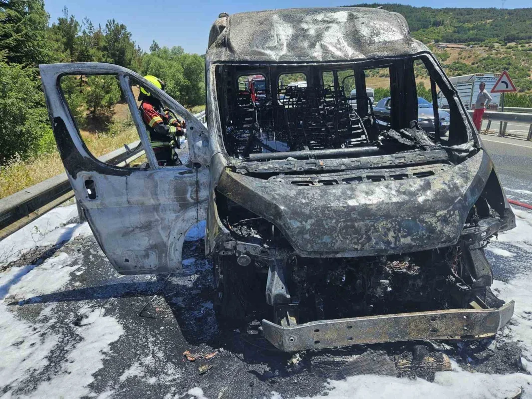 Balıkesir'de işçi servisi alev aldı, 1 facia önlendi