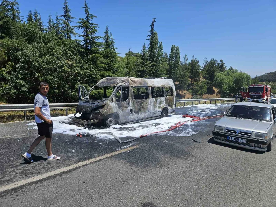 Balıkesir'de işçi servisi alev aldı, 1 facia önlendi