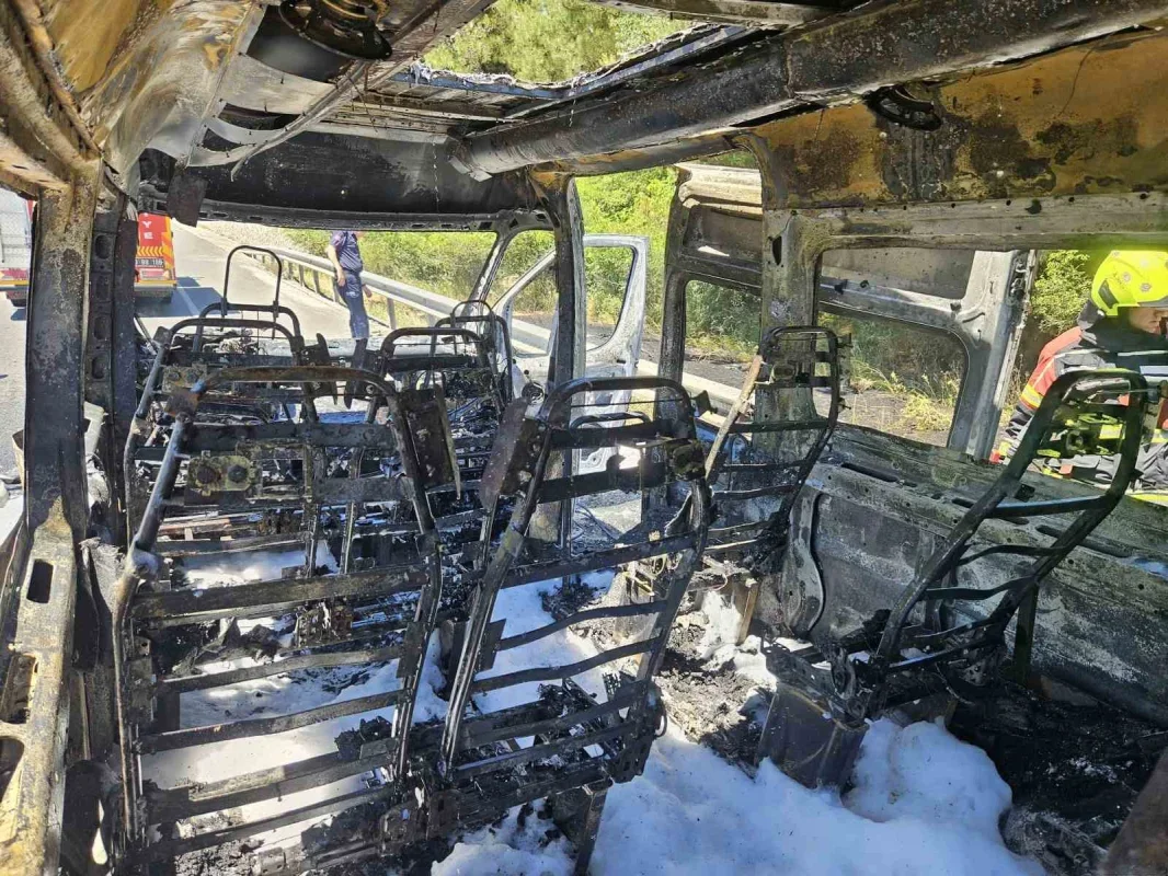 Balıkesir'de işçi servisi alev aldı, 1 facia önlendi