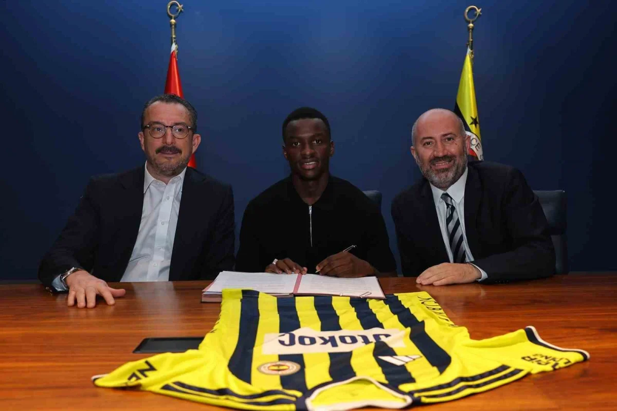 Fenerbahçe, Amara Diouf ile 5 yıllık sözleşme imzaladı