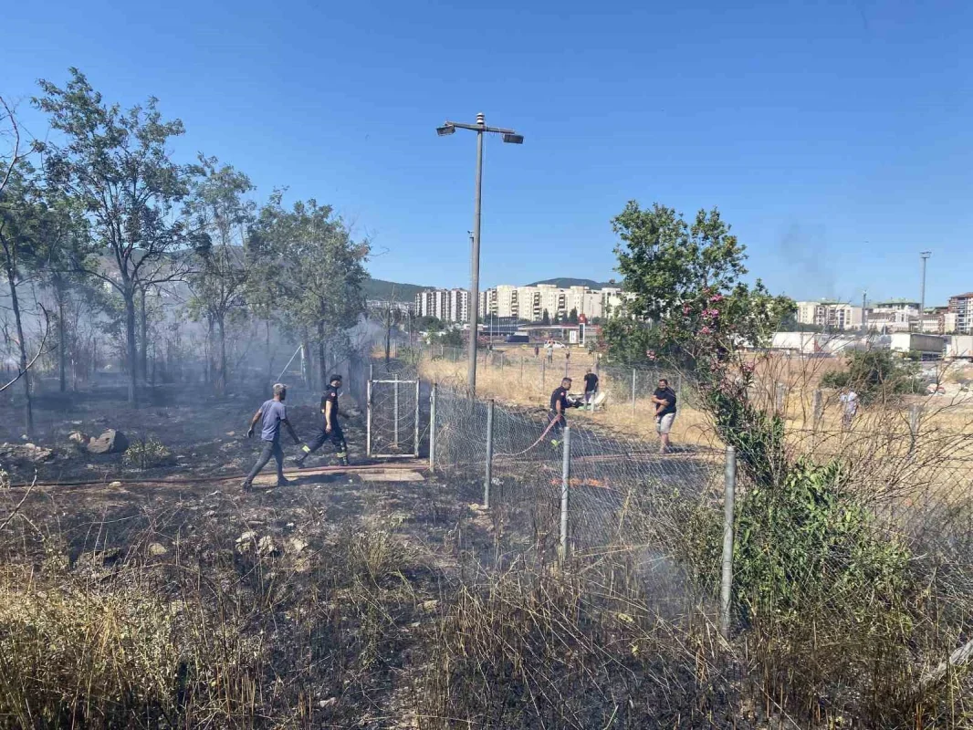 Kocaeli'de saman yüklü tır yangını mahalleyi tahliye ettirdi