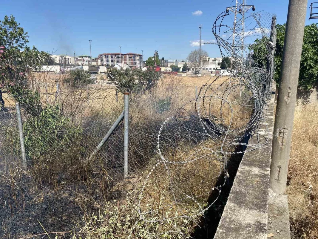 Kocaeli'de saman yüklü tır yangını mahalleyi tahliye ettirdi