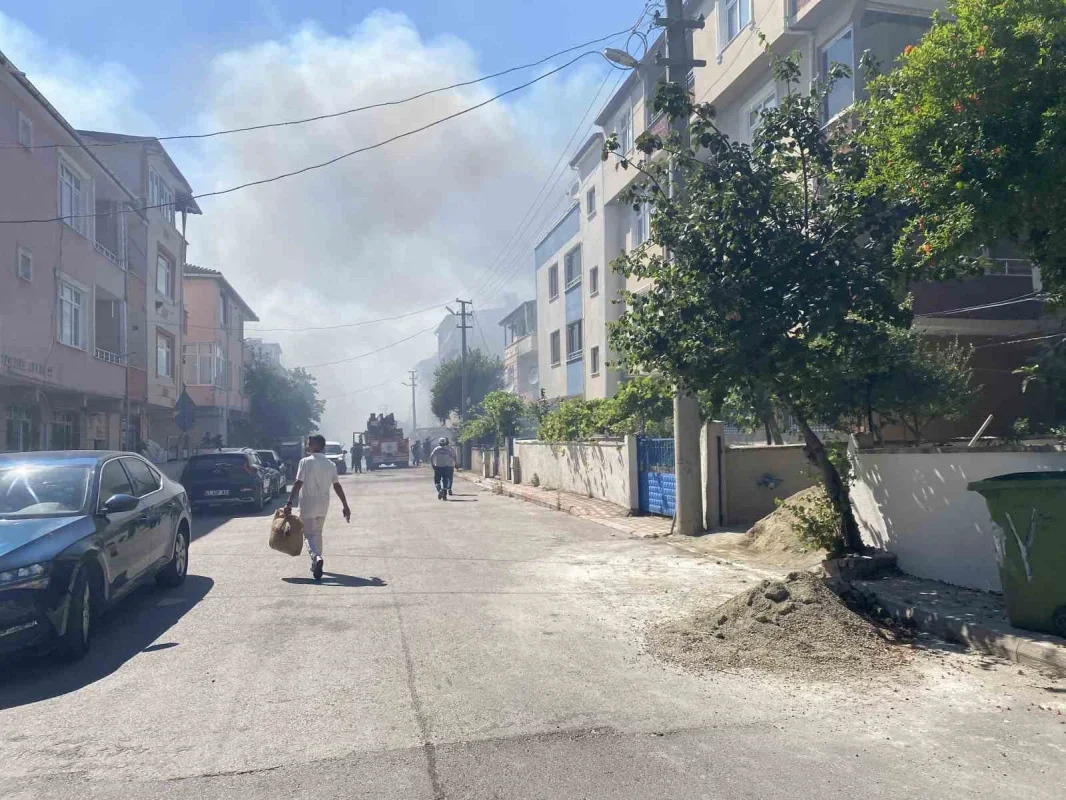 Kocaeli'de saman yüklü tır yangını mahalleyi tahliye ettirdi