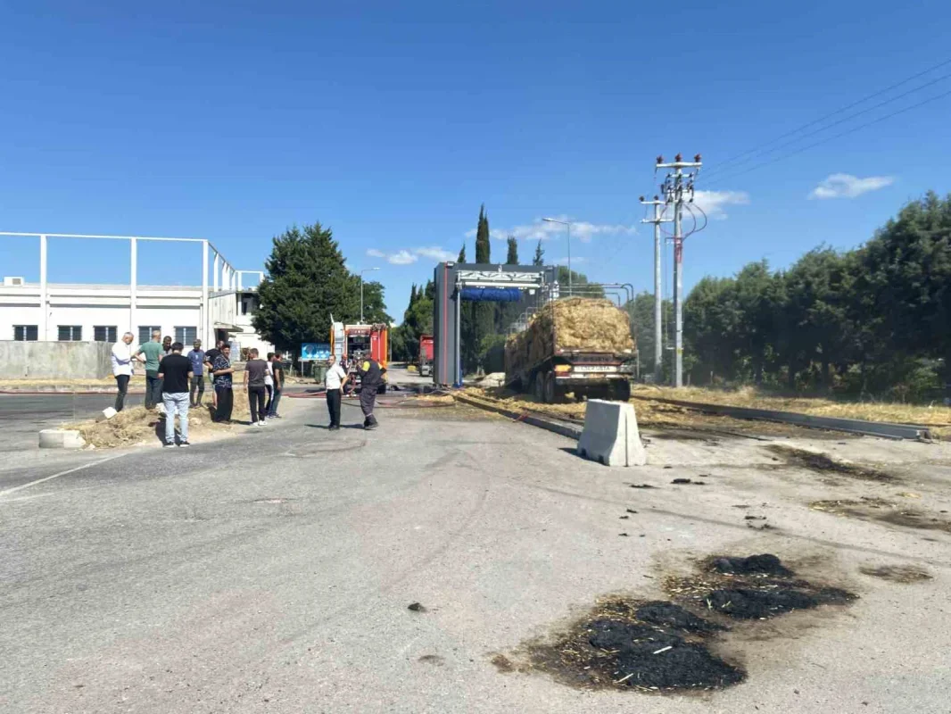 Kocaeli'de saman yüklü tır yangını mahalleyi tahliye ettirdi